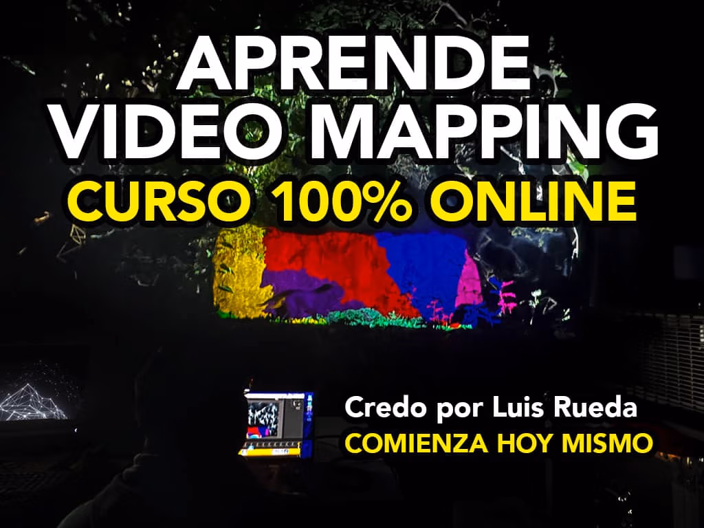 Una persona haciendo un video mapping sobre una roca gigante en el bosque