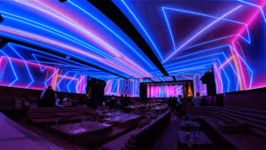 Vista de las pantallas LED dentro del Salón Camarena